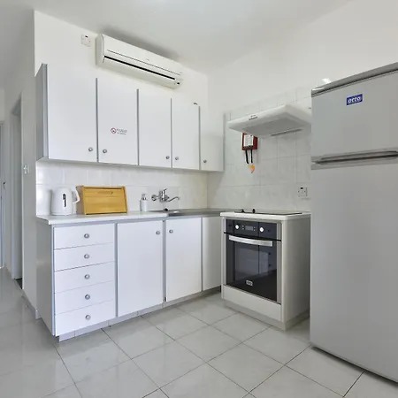 Napa Apts アパートホテル アヤナパ